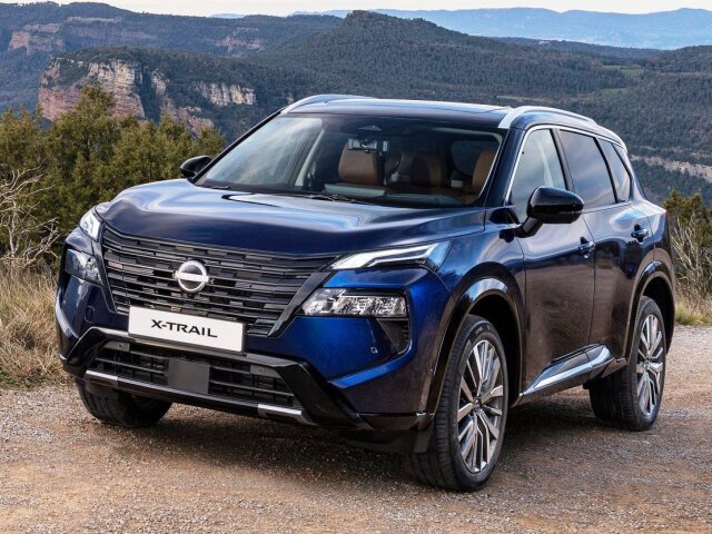 Vynovený X-Trail dostal zväčšenú masku V-Motion aj väčší sací otvor v nárazníku. Robustnejší „výplet“ prispieva k drsnejšiemu vzhľadu, ktorý SUV svedčí.