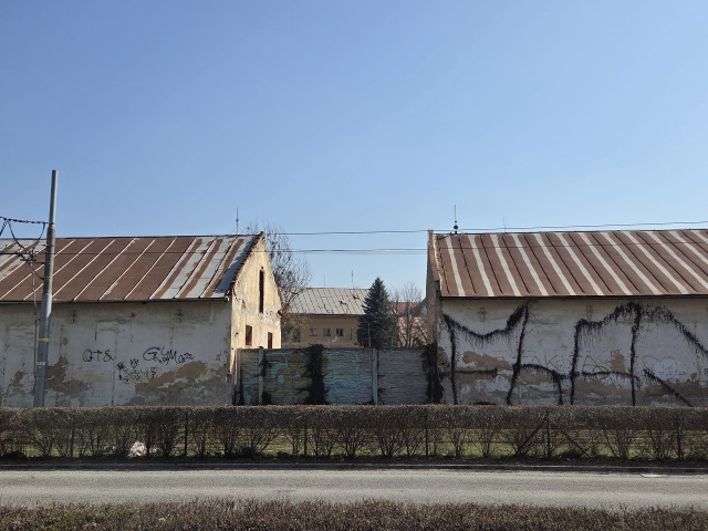 Malinovského kasárne v Košiciach sa po dvoch desaťročiach chátrania dočkajú premeny na modernú štvrť.