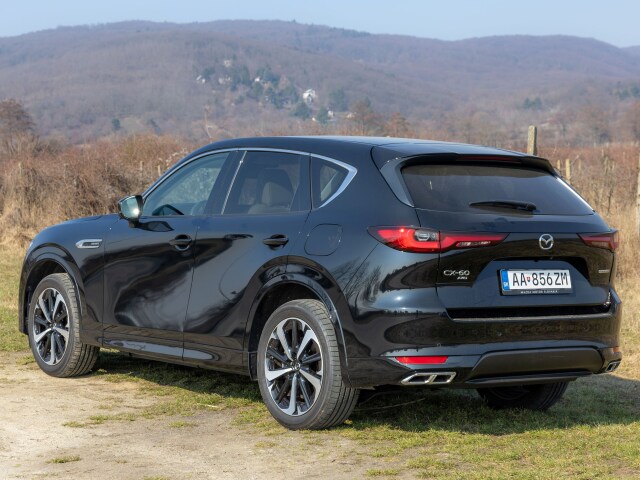 Za svoj naftový 6-valec sa CX-60 naozaj nehanbí. Demonštruje to dvoma pármi výfukov. Škoda, že ide o dekoráciu. Skutočný výfuk schováva pod nárazníkom.