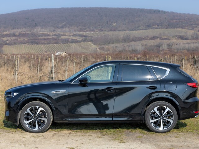 Mazda CX-60 nie je hra na prémiové auto. Platforma Skyactiv Multi-Solution jej prináša pozdĺžne uložené motory a zadný náhon. Preto má novinka tak dlhú prednú kapotu, krátky predný previs a dozadu posunutú kabínu. Pri SUV by sme však očakávali plastovú ochranu blatníkov a podbehov. Takto je lak priamo na rane.