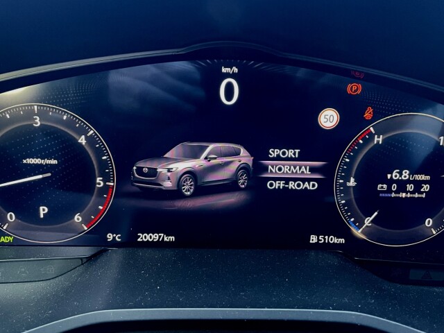 Počas nášho týždenného testu dlhodobá spotreba neustále klesala. Dostali sme sa na 6,8 litra nafty na 100 km a to vrátane jazdy na diaľnici. To je úťasná hodnota na luxusné SUV s hmotnosťou 1 880 kg.