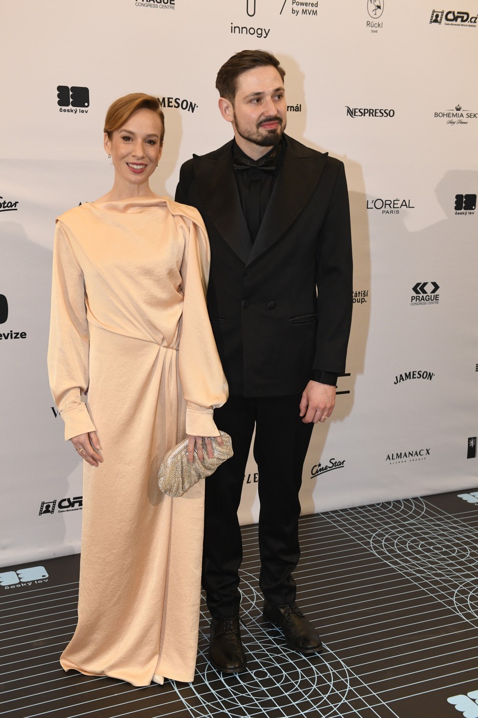 Slovenská herečka Táňa Pauhofová v kreácii Nehera na vyhlásení cien Český lev. Sprevádzala manžela Jonatána Pastirčáka, ktorý získal cenu za hudbu vo filme Zbormajster.