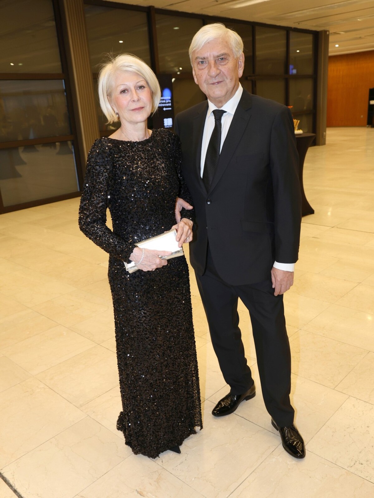 Herec Miroslav Donutil a jeho elegantná manželka.