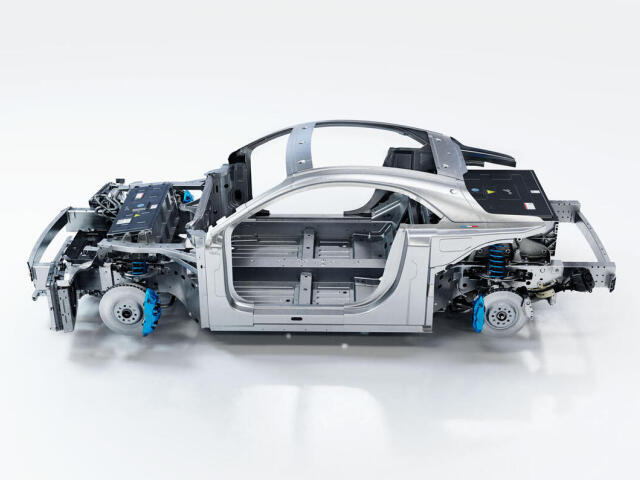 Nové Alpine A110 dostane v elektrickej verzii ľahkú hliníkovú platformu a rozdelenú batériu, aby mohlo byť nízke a dobre vyvážené. No nakoniec sa objaví aj jeho spaľovacia verzia.