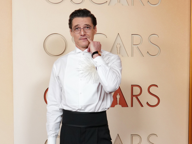 Herec Pedro Pascal prišiel oblečený v značke Chanel. 