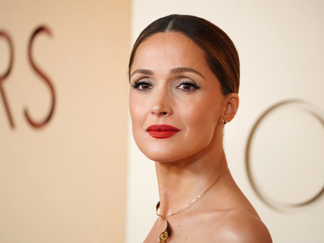 Herečka Rose Byrne a jej úprava na 98. ročníku Oscarov. 