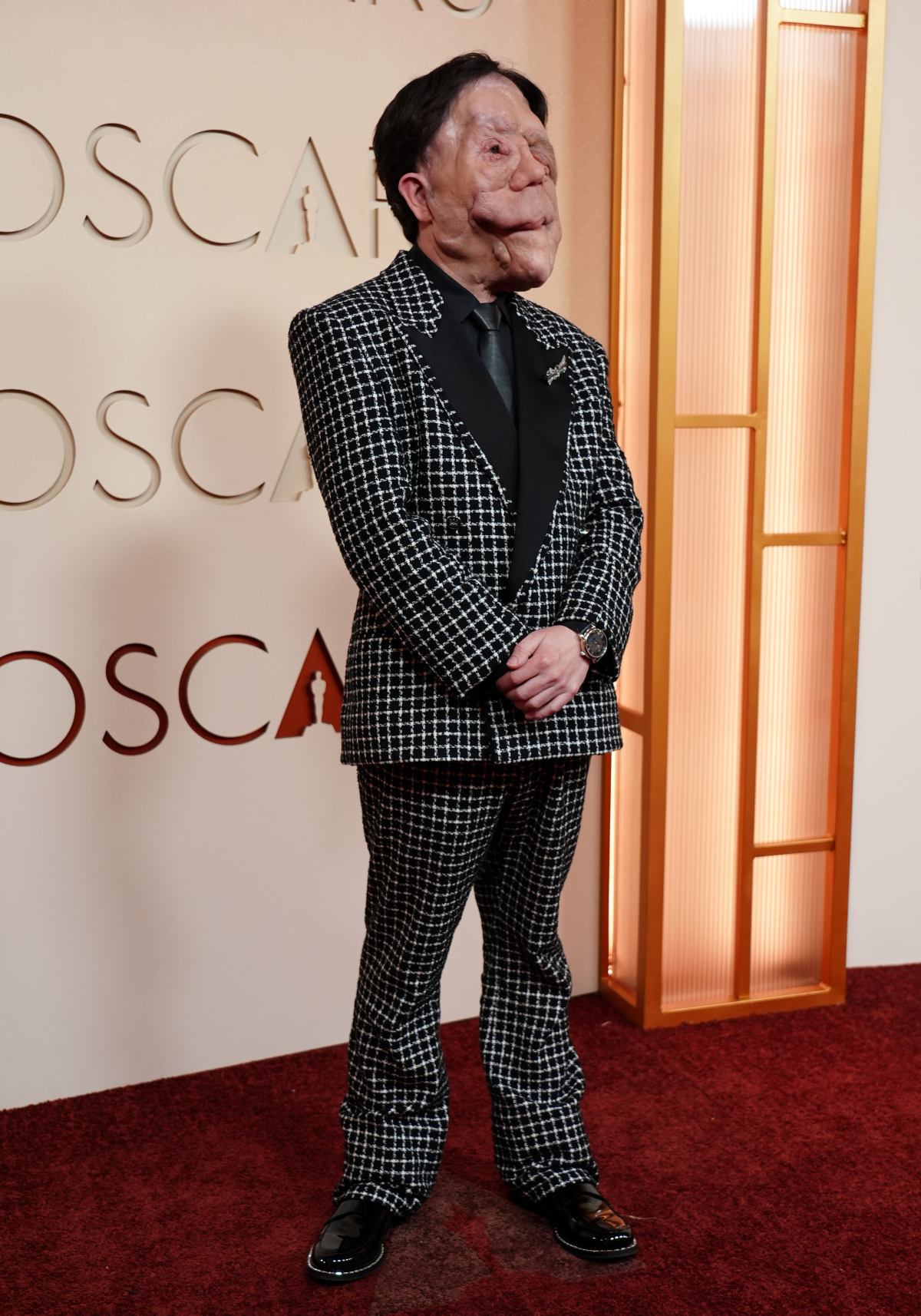 Adam Pearson na 98. ročníku Oscarov. 