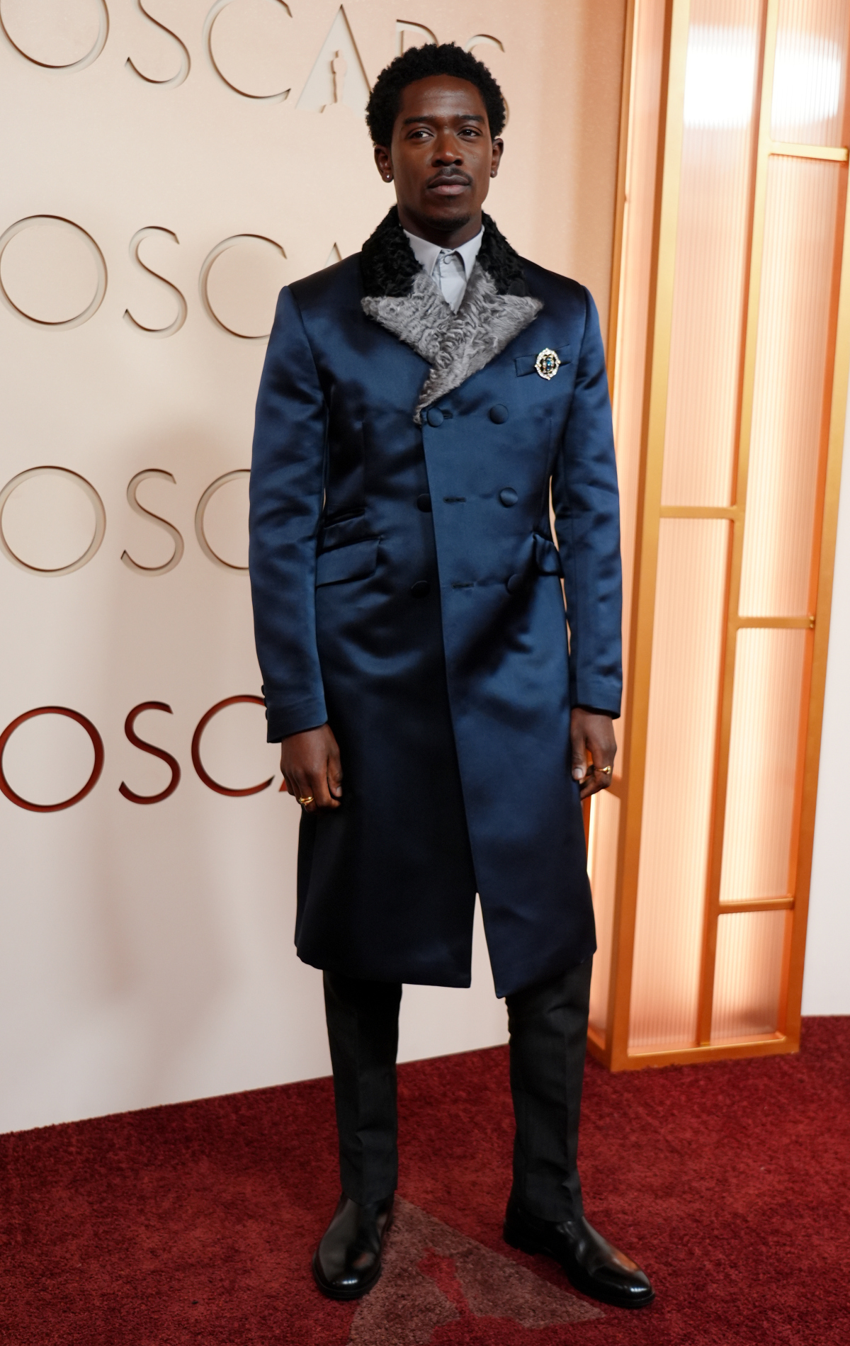 Herec Damson Idris oblečený v značke Prada.