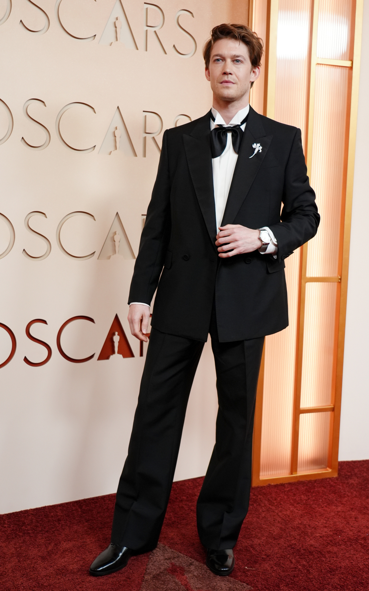 Herec Joe Alwyn oblečený v značke Valentino. 