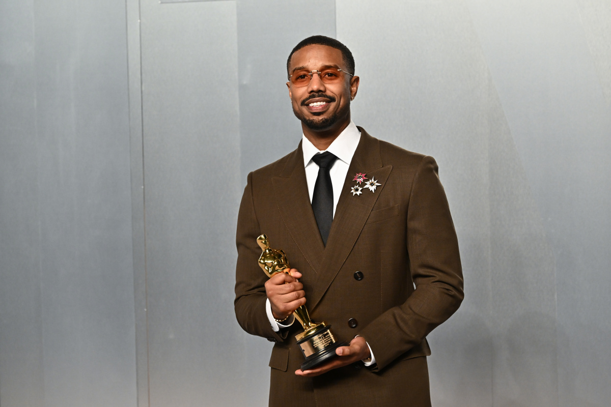 Herec Michael B. Jordan so svojou soškou Oscara. 