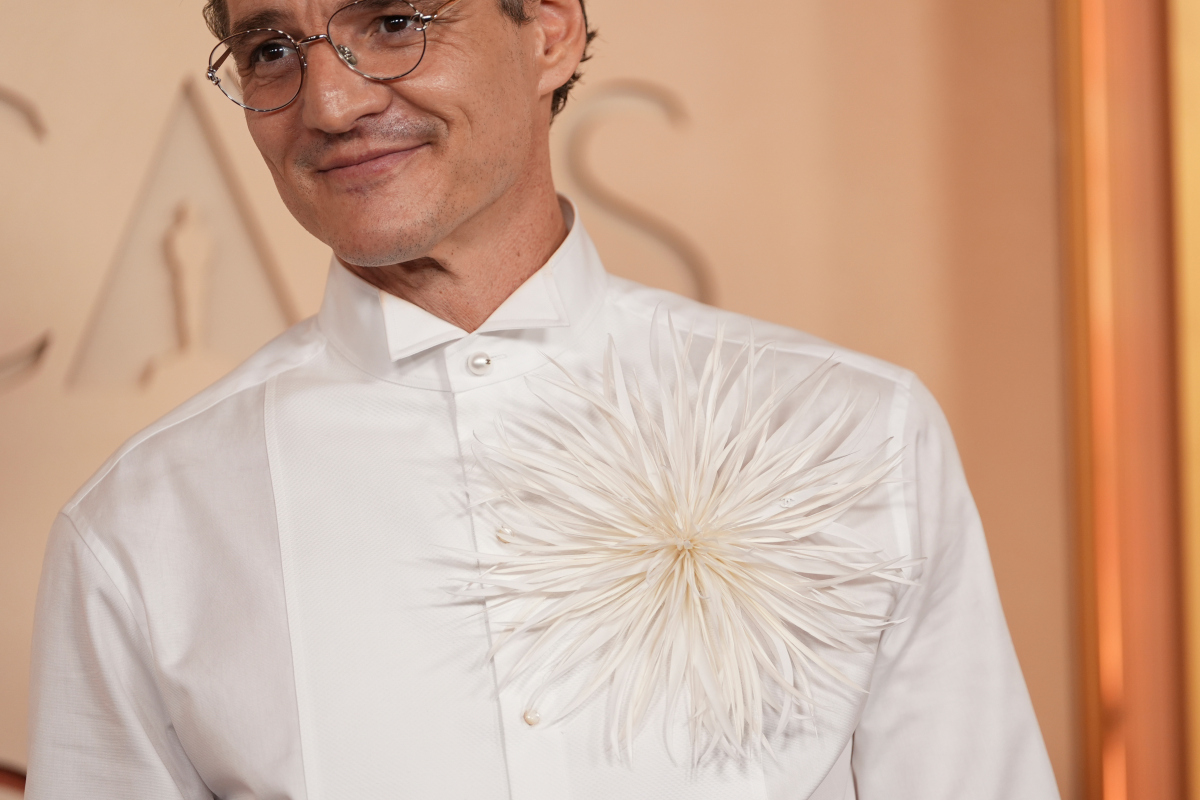 Herec Pedro Pascal prišiel oblečený v značke Chanel. 