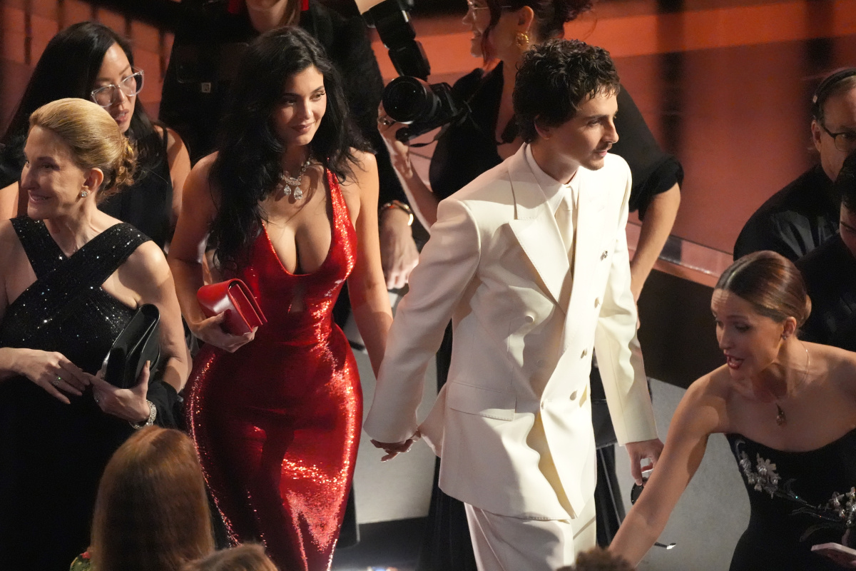 Herec Timotheé Chalamet a jeho partnerka Kylie Jenner v róbe Schiaparelli.