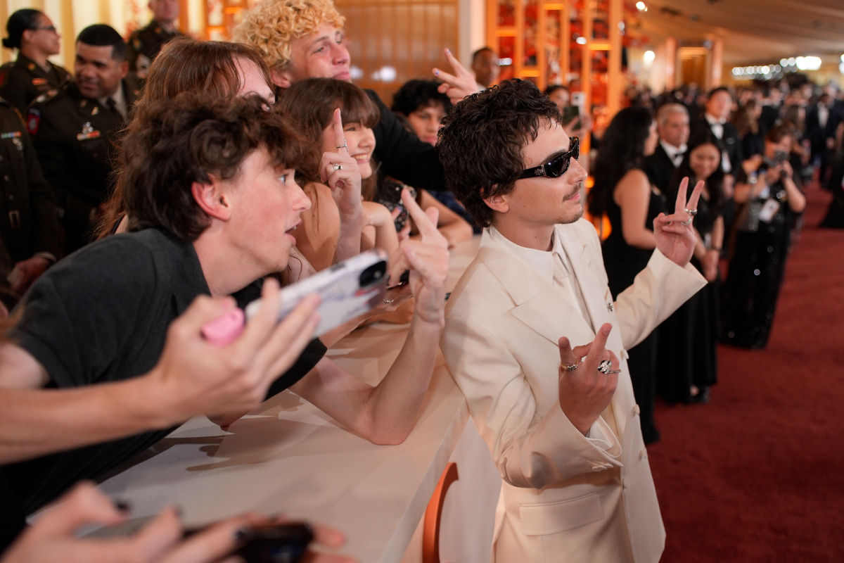 Herec Timothee Chalamet oblečený v značke Givenchy by Sarah Burton. 