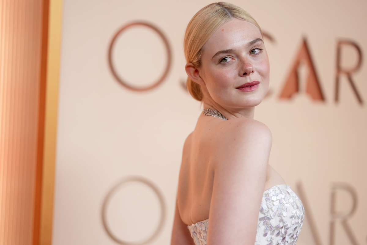 Herečka Elle Fanning a jej líčenie a úprava vlasov na 98. ročníku Oscarov. 