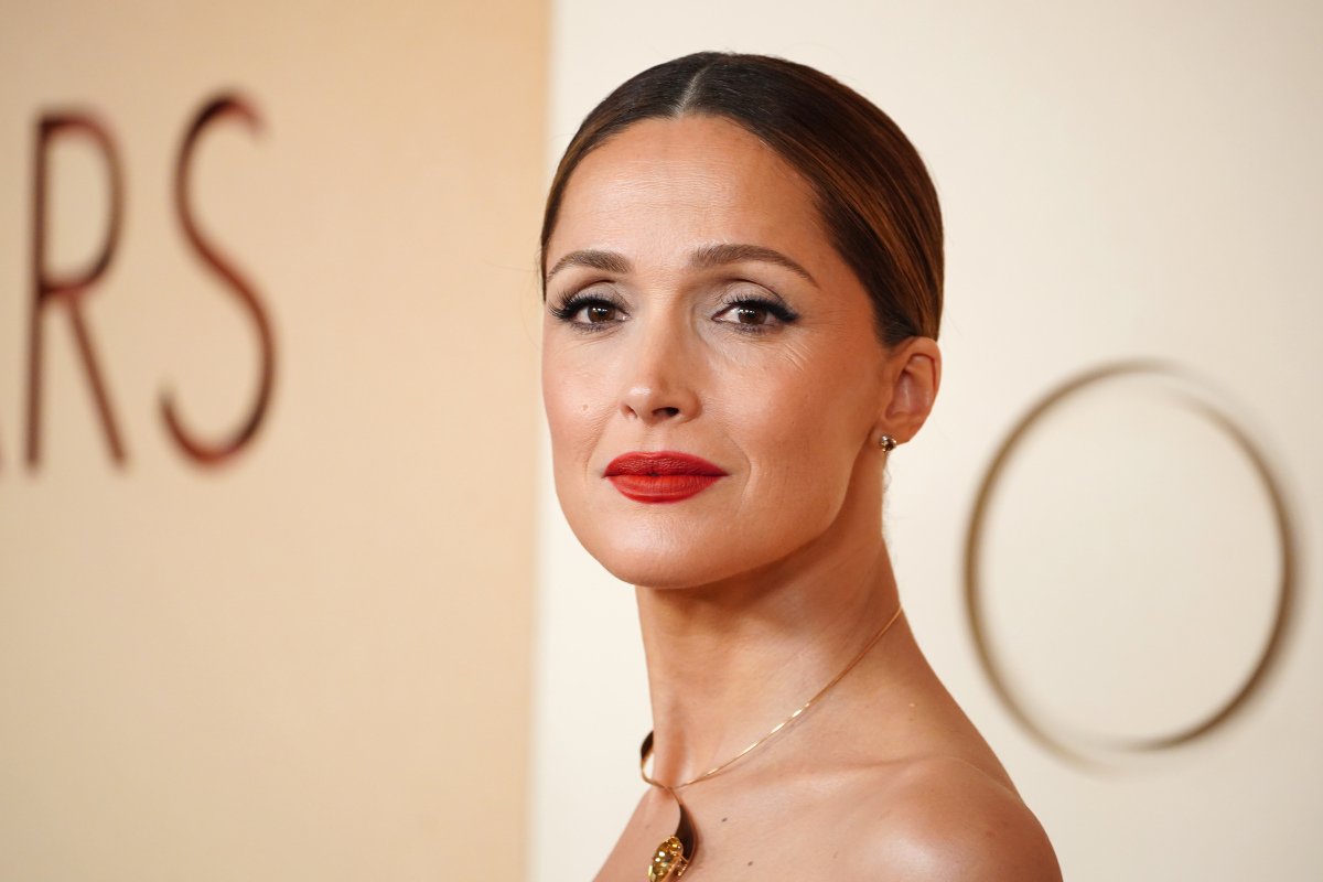 Herečka Rose Byrne a jej úprava na 98. ročníku Oscarov. 
