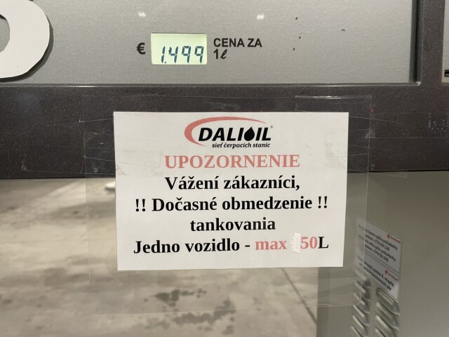 Čerpacia stanica siete Dalioil v Moste pri Bratislave informuje motoristov, že zakúpiť si môžu maximálne 50 litrov paliva.