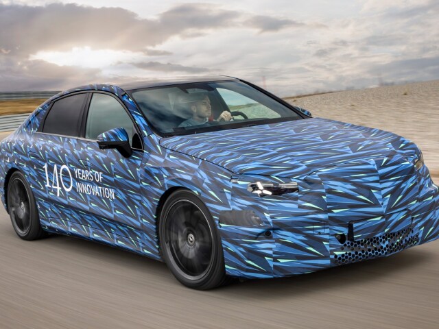 Elektrická trieda C by mala byť veľmi podobná verziám so spaľovacími motormi, hoci využijú odlišné platformy. Najväčším rozdielom bude osvetlená predná maska.