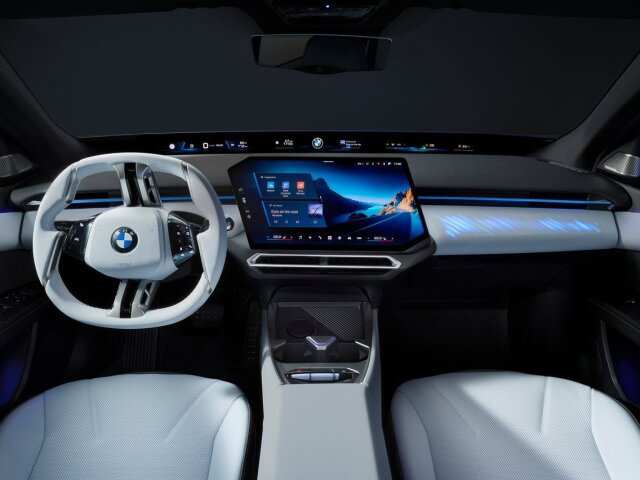 V interiéri neostal kameň na kameni. Veď i3 prináša nové rozhranie Panoramic iDrive so 17,9 palcovou centrálnou obrazovkou, head-up displej, ktorý premieta údaje na spodnú časť čelného okna aj úplne nový volant s vertikálnymi ramenami.
