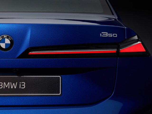 Ako prvá príde do predaja verzia i3 50 xDrive s dvojicou elektromotorov a výkonom 375 kW. Batéria s kapacitou 108 kWh zabezpečí dojazd až 900 km.