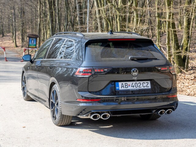 Vzadu má Golf R Variant dva páry výfukov. Na rozdiel od hatchbacku však nie je pre kombi k dispozícii výfukový systém Akrapovič.