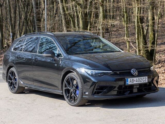 Golf R variant má zaujímavý mix vlastností. Je to veľmi silné a technicky vicibrené auto, ale rozhodne nie agresívne. Dokonca ani s „temným“ balíkom Black Style či paketom R Performance, ktorý mu priniesol 19-palcové čierne disky.