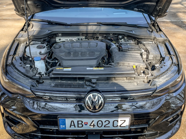 Pod prednou kapotou pracuje 4-valec 2,0 TSI vyladený na „anjelských“ 333 koní, teda 245 kW. Dynamika je preto presvedčivá. Zvuk motora sa však nechytá na niekdajší 6-valec v Golfe VR6 aj keď ho „prečísli“ po všetkých stránkach.