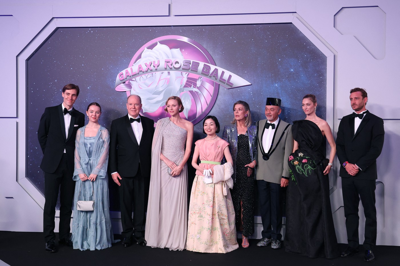Čestným hosťom Bálu ruží bola japonská princezná Akiko z rodu Mikasa (v strede) - na snímke s členmi monackej kniežacej rodiny - zľava: princezná Alexandra Hanoverská a jej partner Ben Sylvester Strautmann, knieža Albert II. a jeho manželka - kňažná Charlene, princezná Caroline, francúzsky dizajnér Christian Louboutin a Pierre Casiraghi s manželkou Beatrice Borromeo.
