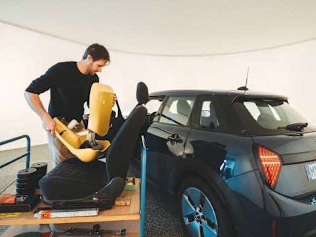 ADAC meral viditeľnosť z áut pomocou 360 stupňovej kamery. Zvlášť dôležitý je výhľad cez čelné okno.