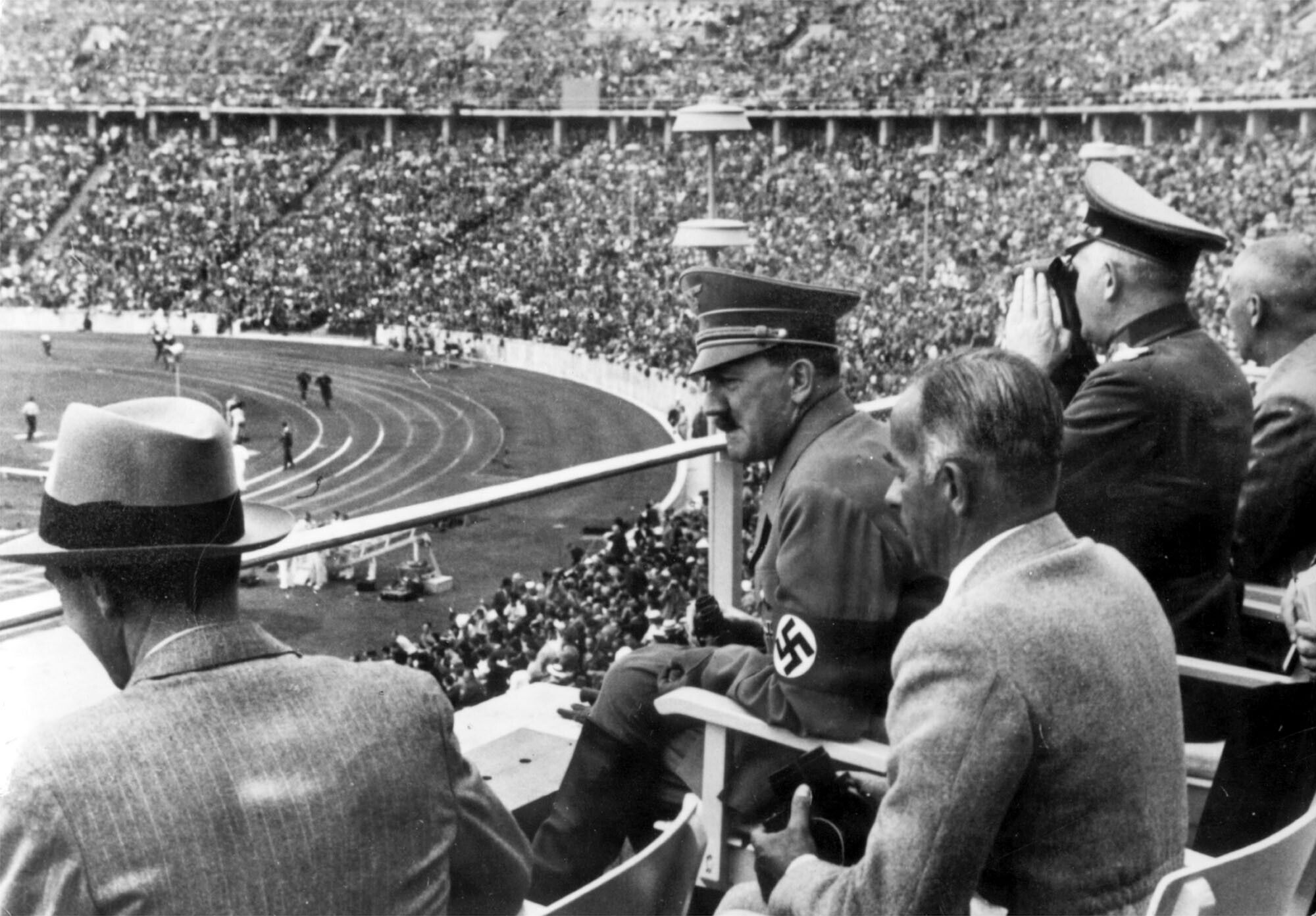 Adolf Hitler (na snímke z letnej olympiády v Berlíne v roku 1936).