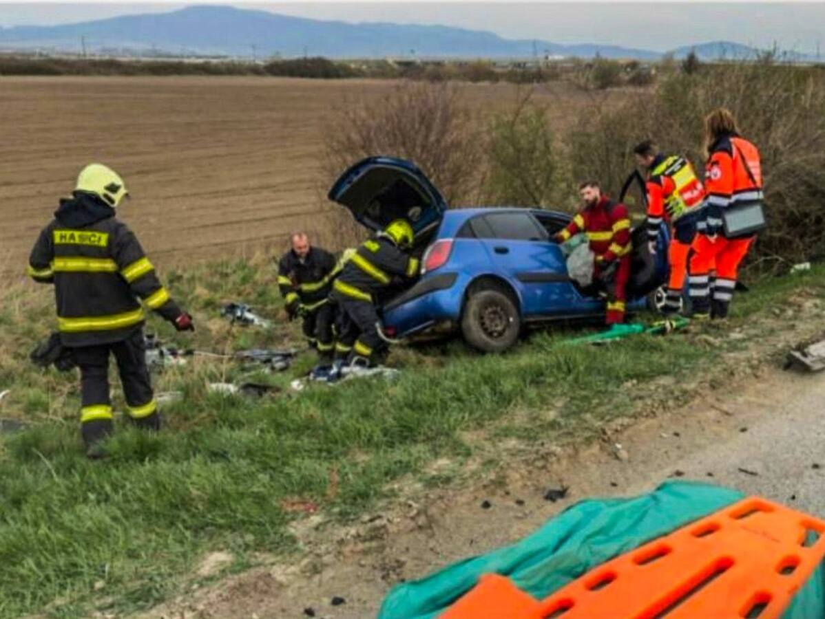 nehoda auto záchranári hasiči