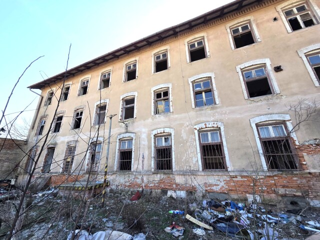 Budova bývalého železničného učilišťa na Masarykovej ulici v Košiciach je v dezolátnom stave. Vandali zničili a ukradli, čo sa dalo.