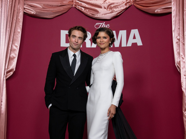 Herec Robert Pattinson a jeho kolegyňa Zendaya na parížskej premiére snímky The Drama.