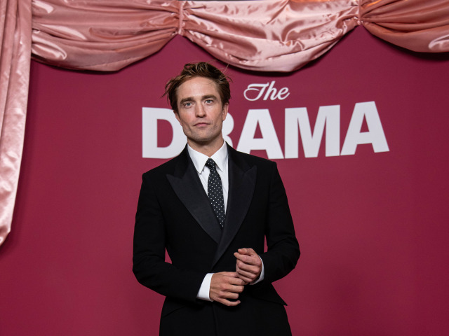 Herec Robert Pattinson na parížskej premiére. 