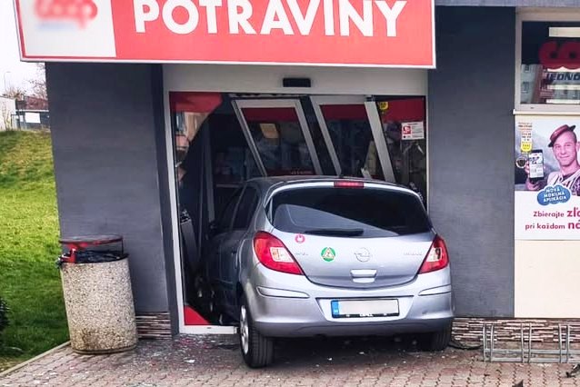 Aj takto môže skončiť návšteva obchodu, ak za volantom sedí neskúsená vodička.