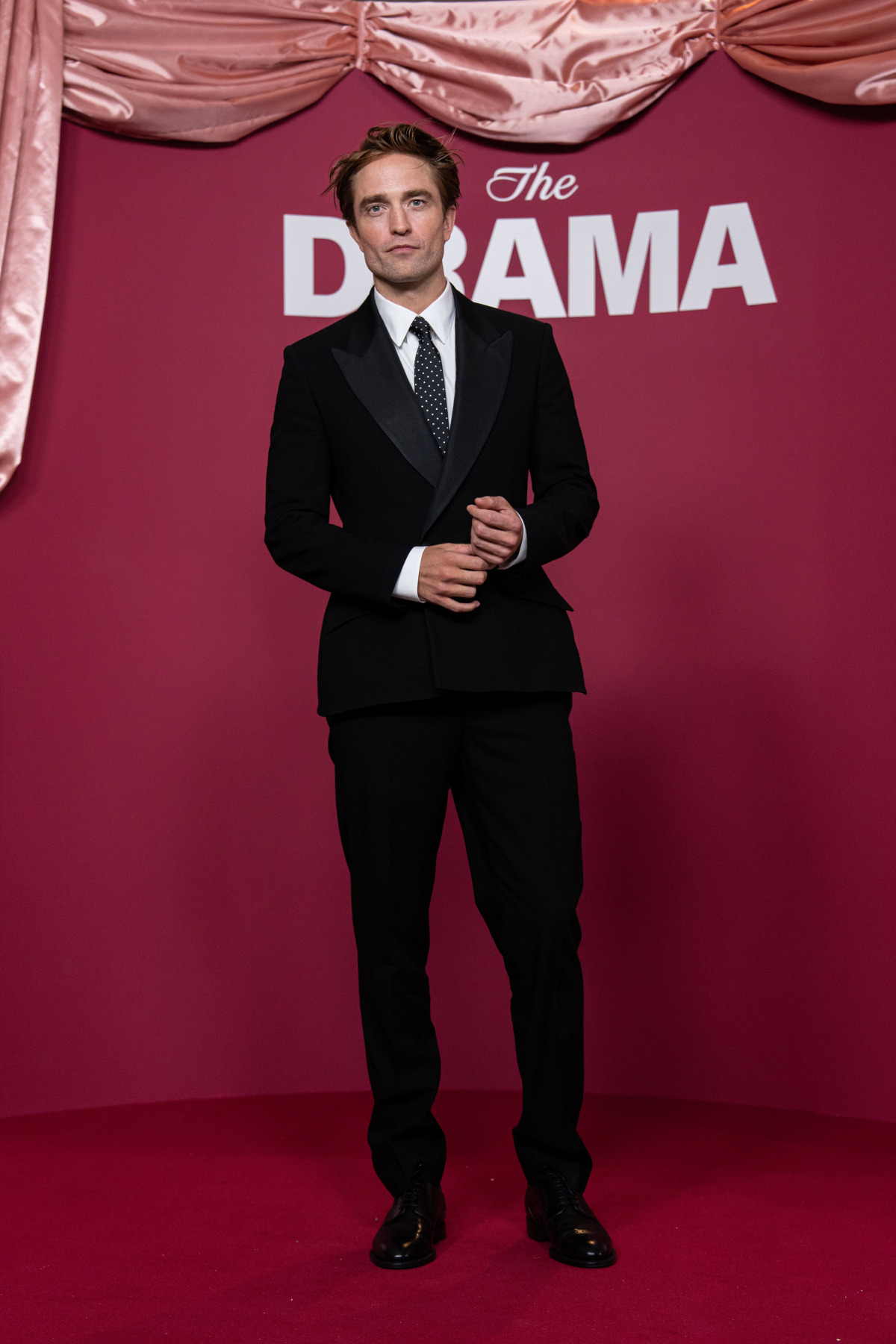 Herec Robert Pattinson na parížskej premiére. 