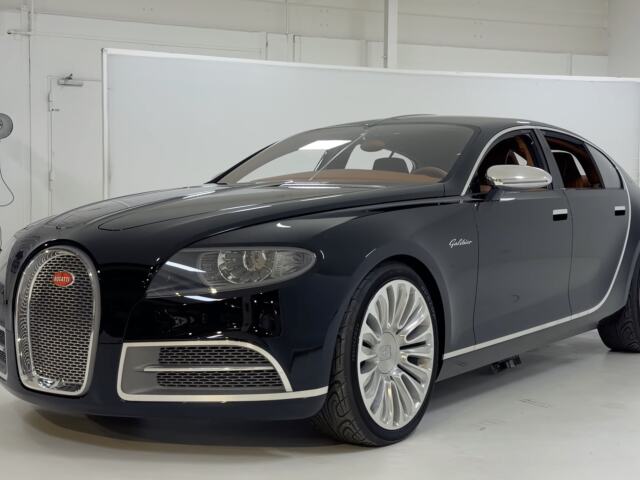 Bugatti sa s myšlienkou supersedanu pohrávalo dlhé roky. Od konceptu EB112, cez EB218 až po Galibier, ktorého vývoj bol dokončený a na svete bol prvý plne funkčný prototyp. Toto je on.