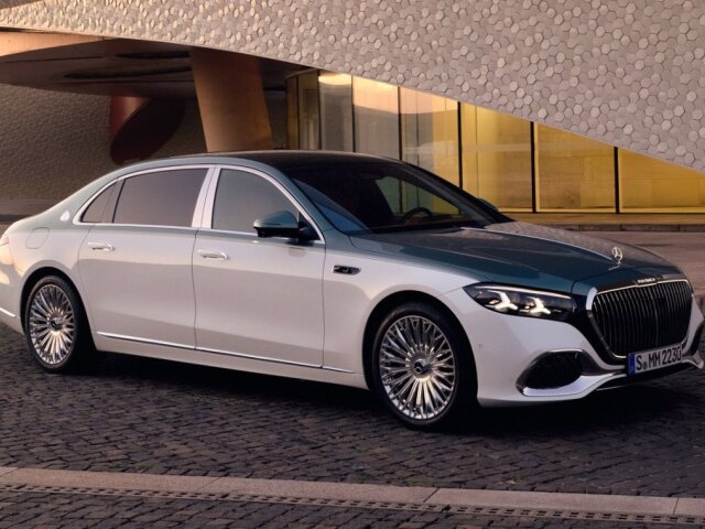 Vynovený Mercedes-Benz S Maybach si požičal množstvo prvkov inovovaného eska. To znamená aj o 20 % väčšiu masku či reflektory s motívom trojcípych hviezd. K tomu ale pridáva osvietenie chladiča a loga Maybach.