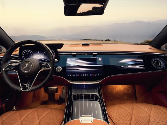 Palubná doska je kompletne prepracovaná. Pôvodné prieduchy klimatizácie sa teraz ukryli do uzučkých štrbín. Namiesto samostatných displejov je teraz S Maybach vybavený obrovským digitálnym rozhraním Hyperscreen.