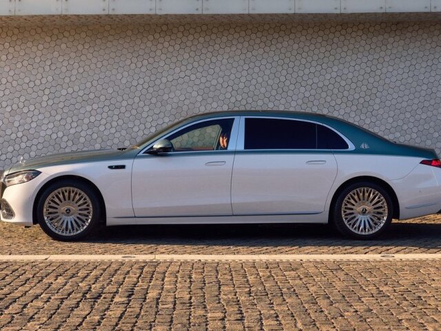 Pre hyperluxusnú limuzínu si môžete zvoliť dvojfarebné lakovanie. Zvlášť pyšný je ale Maybach na statické logá na nábojoch kolies, ktoré sa neotáčajú. To preto, aby boli vždy čitateľné.