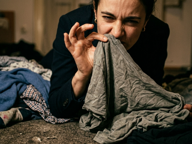 10. "Recyklácia" oblečenia z kopy na zemi
