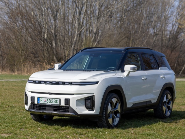 KGM Torres EVX na ceste neprehliadnete. Kombinácia off-roadových proporcií a snahy o slušnú aerodynamiku nemusí sadnúť každému, ale je zaujímavá.