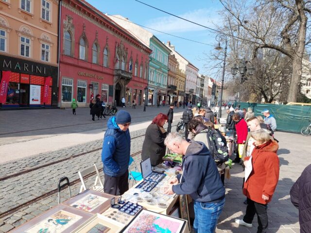 Tradičný košický Blšák opäť ožije na Dominikánskom námestí. Burza starožitností nakoniec zakotvila na nádvorí Východoslovenského múzea.