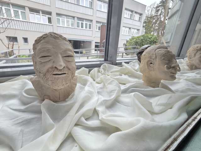 Na výstave Za všetkým hľadaj ženu nájdu návštevníci košickej botanickej záhrady v jej areáli takéto sošky či busty známych osobností.