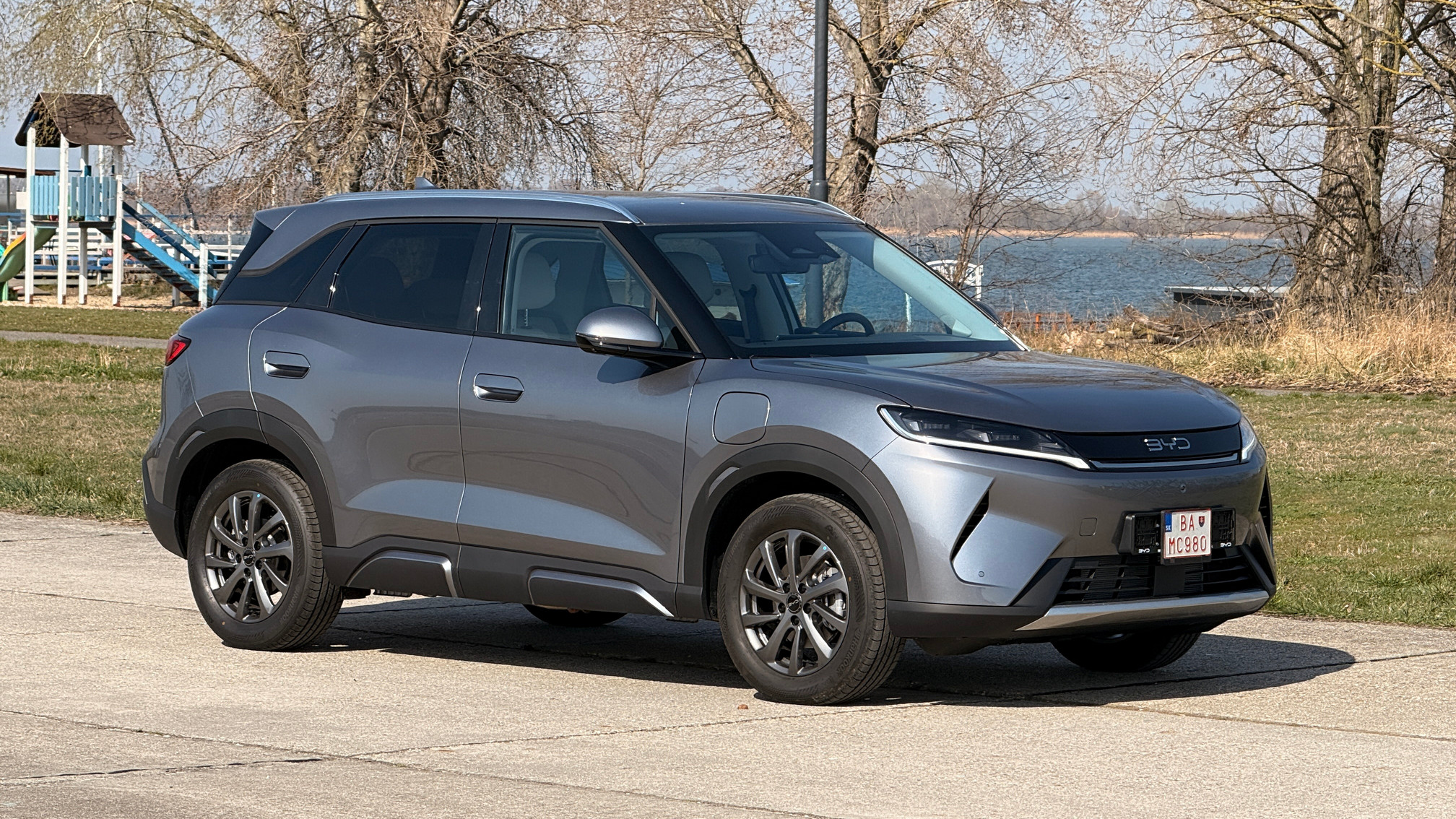BYD Atto 2 DM-i prichádza na trh v dvoch výkonových verziách, väčší zmysel dáva určite tá silnejšia s označením Boost.