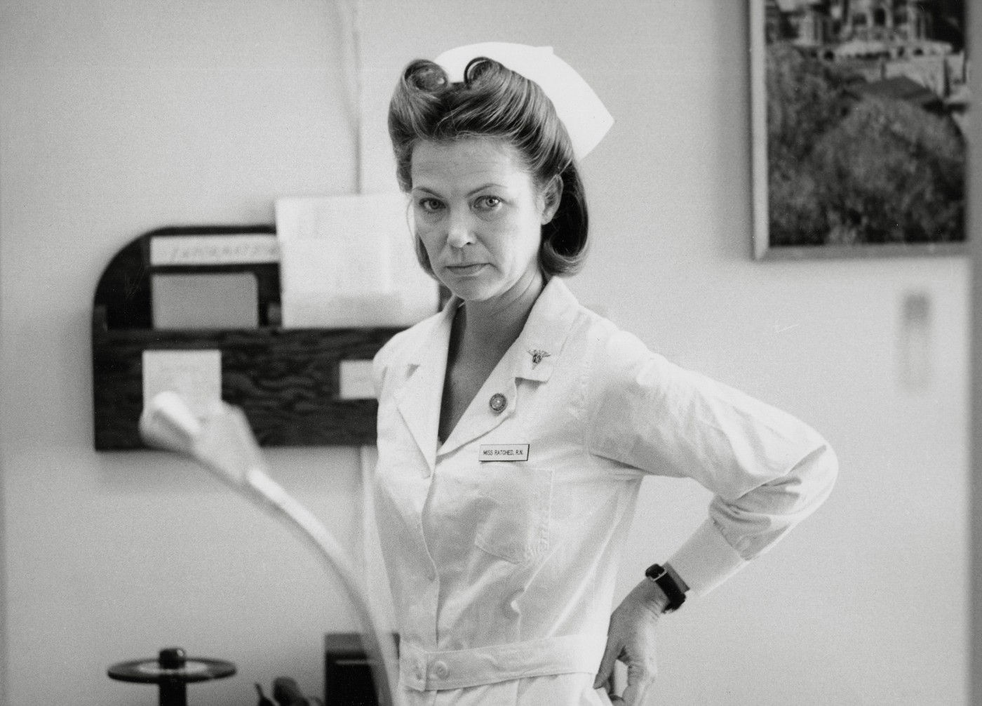 Herečka Louise Fletcher ako sestra Ratchedová vo filme Prelet nad kukučím hniezdom z roku 1975.