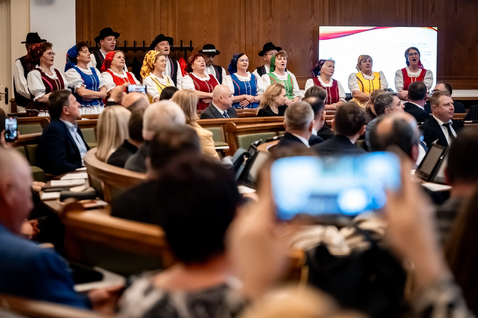 Folklórny súbor Varaďan z mesta Oradea pridal spevácku dupľu po skončení oficiálneho programu.