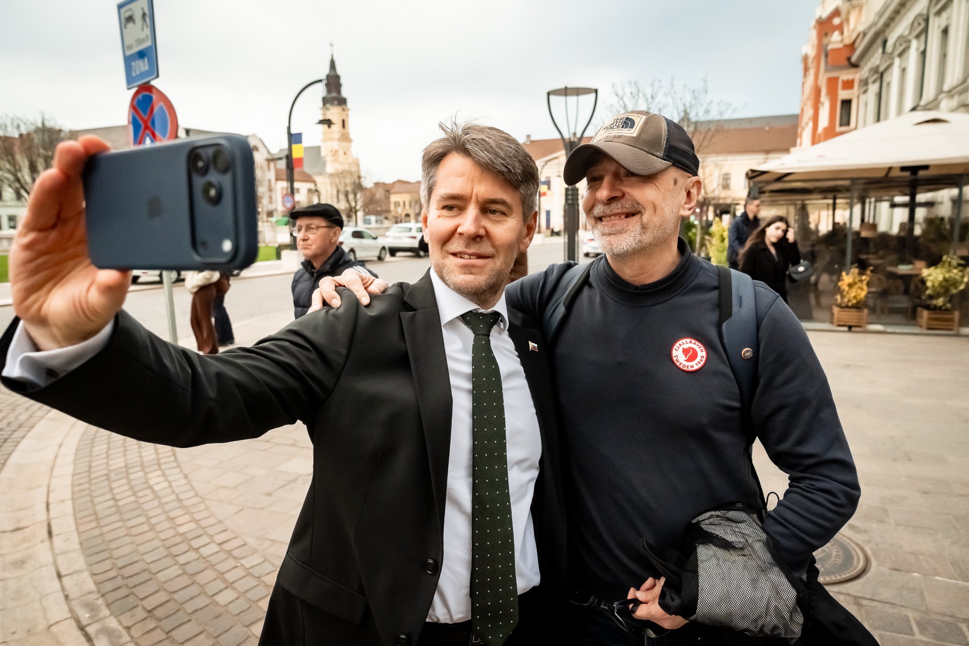 Stretnutie po rokoch: štátny tajomník MZV SR Marek Eštok a pedagóg Juraj Cigáň.