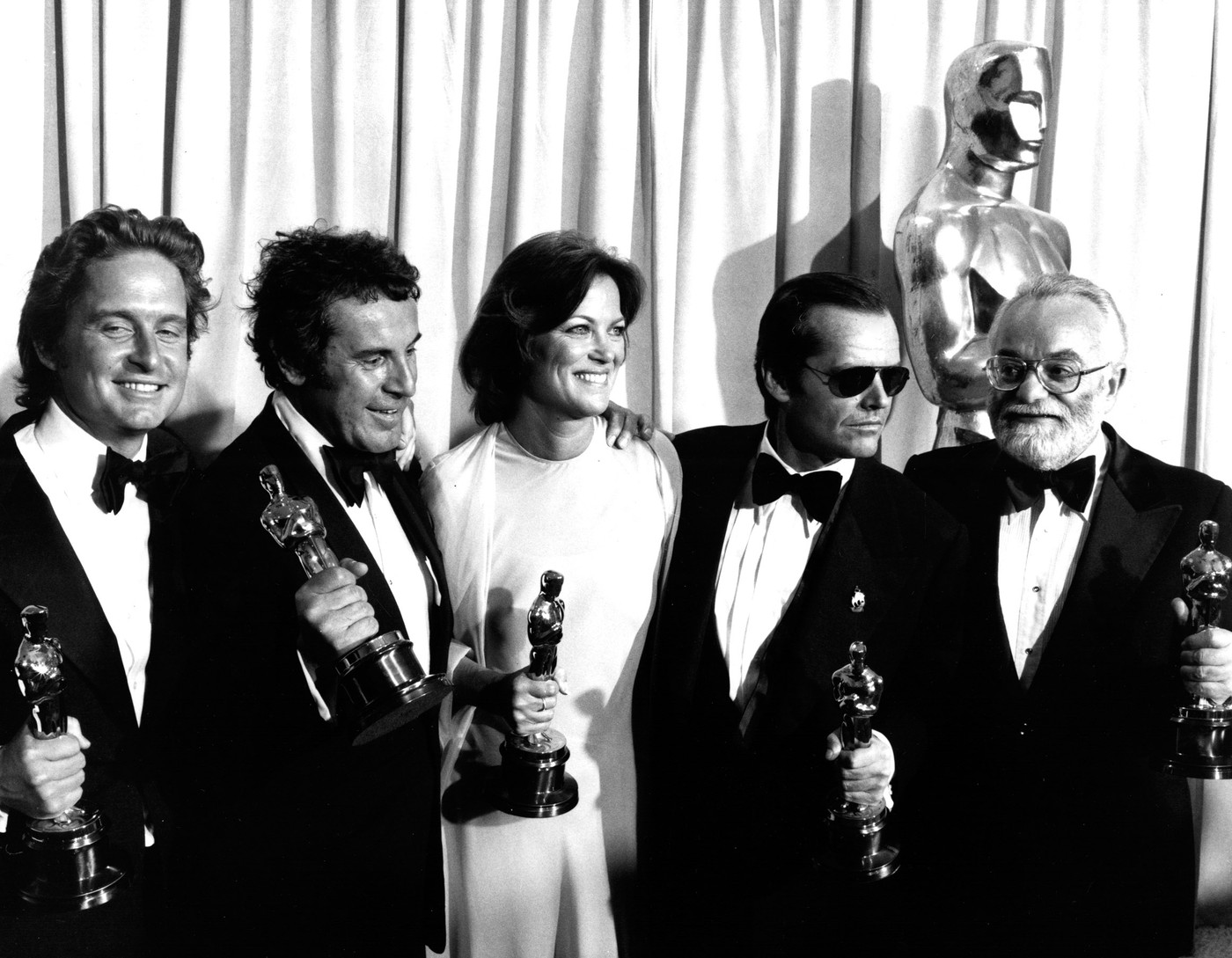 Zľava: Producent Michael Douglas, režisér Miloš Forman, herci Louise Fletcherová a Jack Nicholson a producent Saul Zaentz so soškami Oscara, ktoré získali v roku 1976.