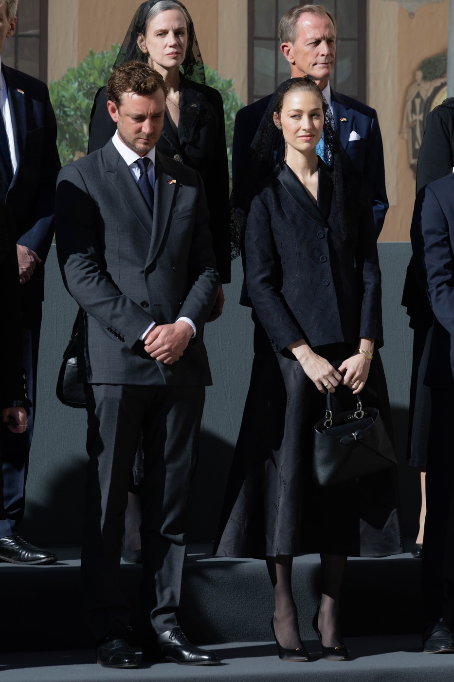 Pierre Casiraghi a jeho manželka Béatrice Borromeo počas historickej návštevy pápeža Leva XVI. Beatrice má na sebe oblečený komplet Dior.