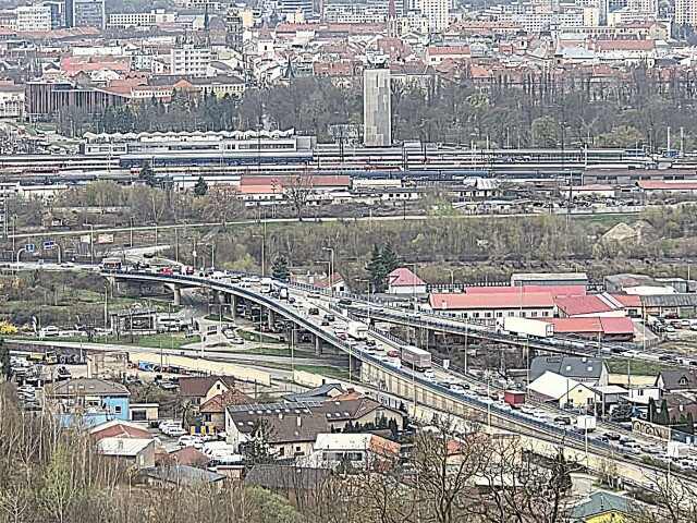 Na križovatke Sečovská - Prešovská v Košiciach sa v nasledujúcich týždňoch budú kvôli oprave mostného uzáveru vytvárať väčšie kolóny ako zvyčajne.